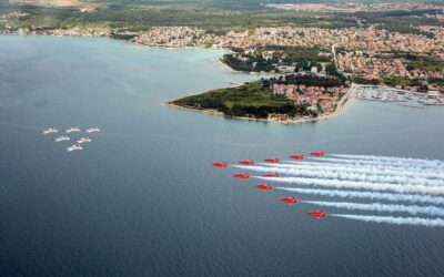 Formacijski let akrobatskih grupa “Krila Oluje” i “Red Arrows” iznad Zadarske županije
