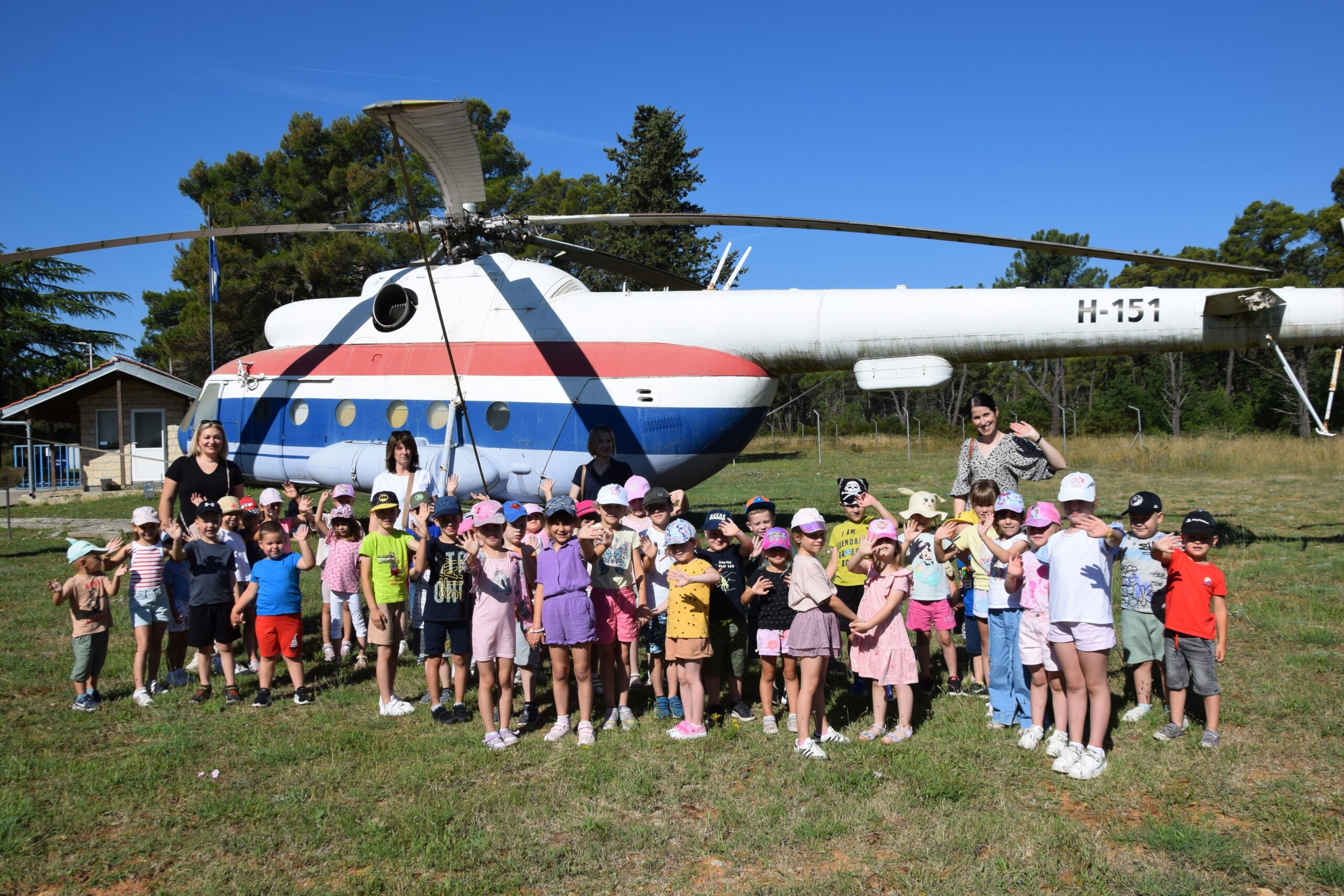 Dječji vrtić “Vrška vila” posjetio 93. krilo HRZ-a