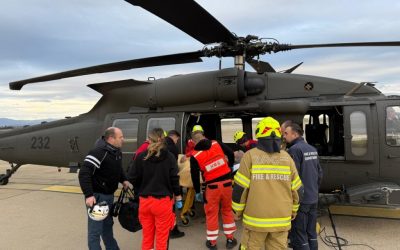 Piloti HRZ-a: Pomoć trudnici koju smo helikopterom izvukli iz snijegom zametene Like, najljepši nam je dar za Božić