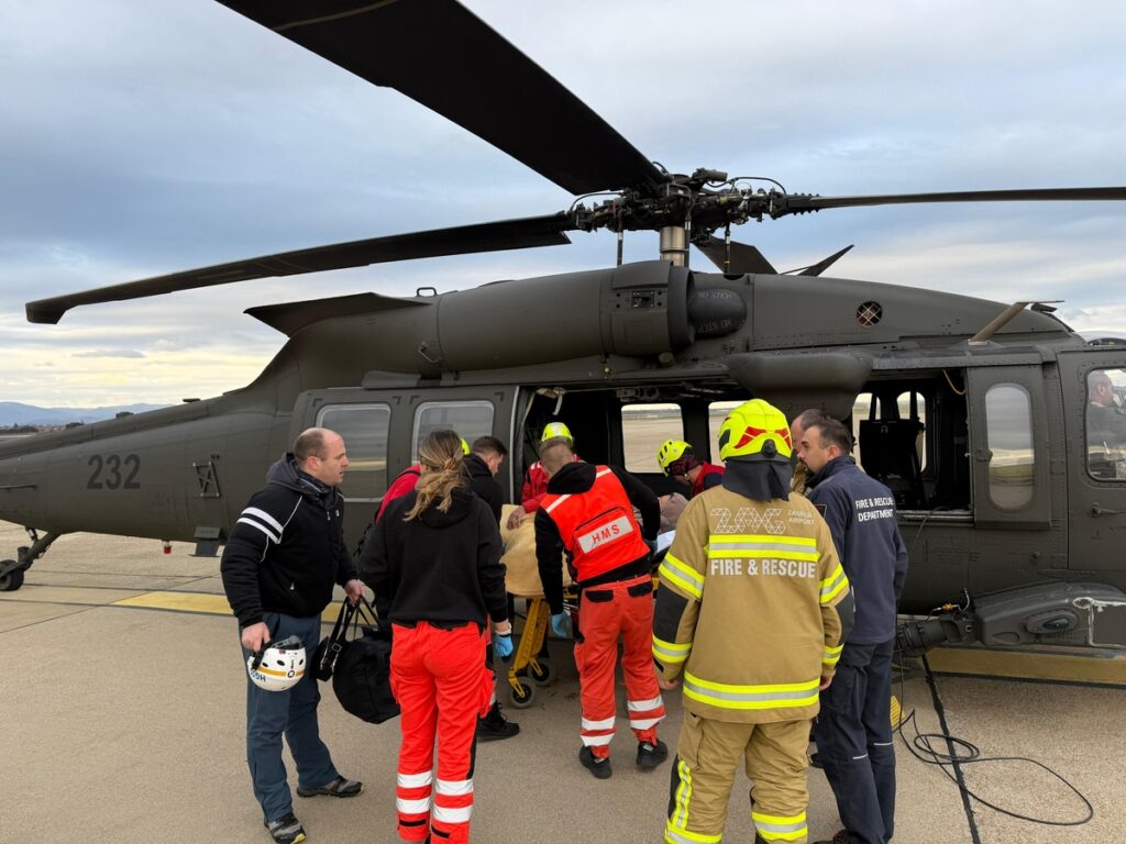 2024-12-25-hrz-black-hawk-helikopter-spasavanje-trudnica-lika-snijeg-1